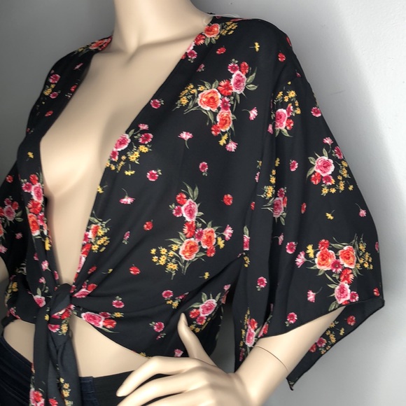 Black Floral Tie Front Boho style top - Picture 5 of 7